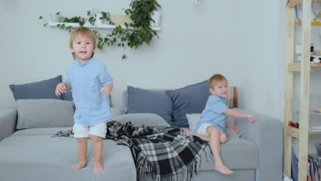 Zwei-Kleine-Jungen-Springen-Auf-Die-Couch-Und-Haben-Spaß